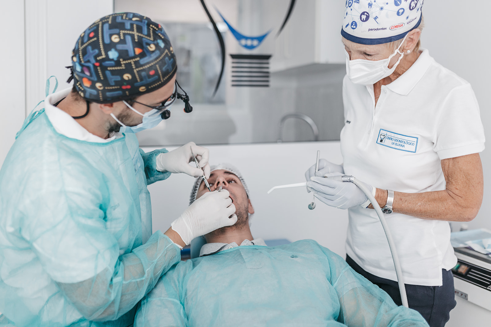 Dentistas en la Eliana atendiendo a paciente en Centro Odontológico la Eliana 